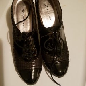 Anne Klein patented leather shoes